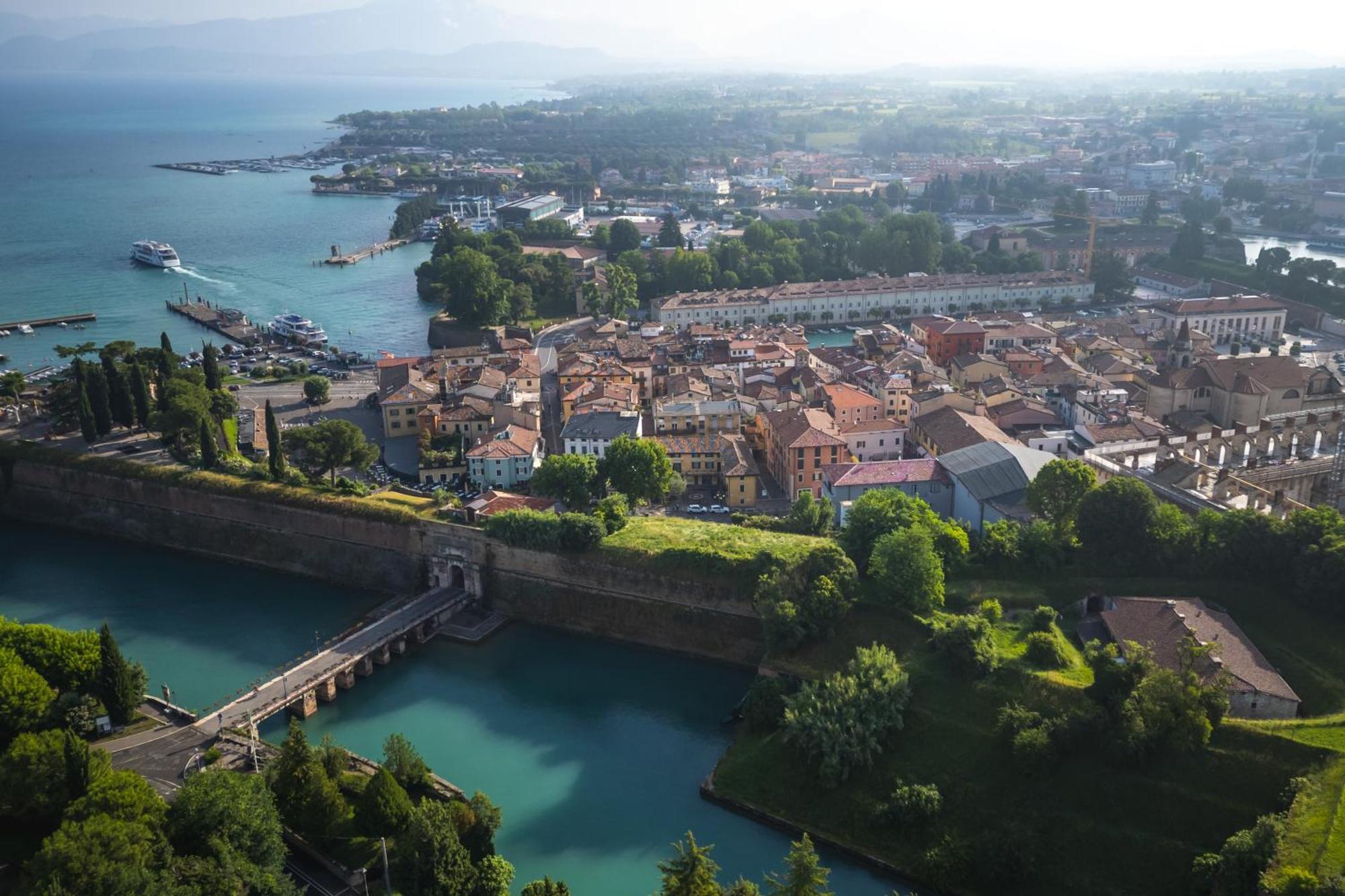 Residenza Porta Brescia Villa Peschiera del Garda Bagian luar foto